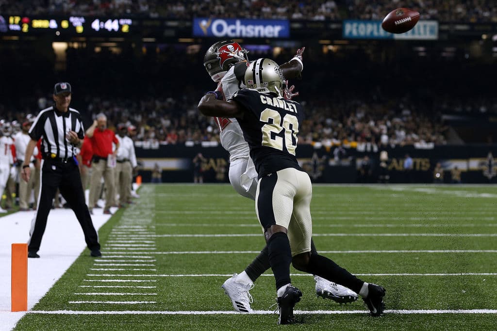 Fitzpatrick se conectó con Chris Goodwin (izq) con un pase de 9 yardas en el segundo cuarto para poner el marcador 31-17, silenciando al generalmente escandaloso Superdome.