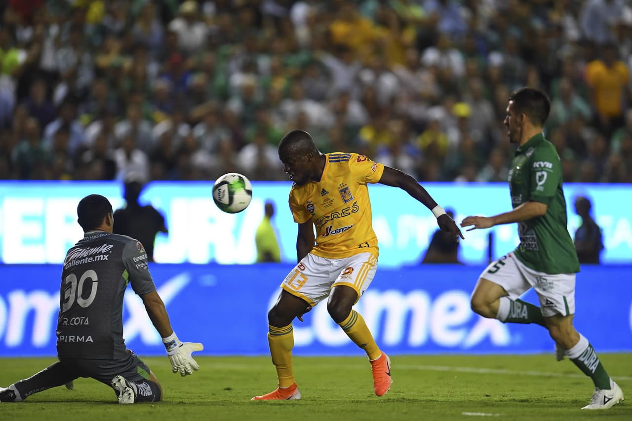 De nuevo Rodolfo Cota (izquierda) salvó en un mano a mano a León, aunque la jugada fue invalidada por fuera de lugar.