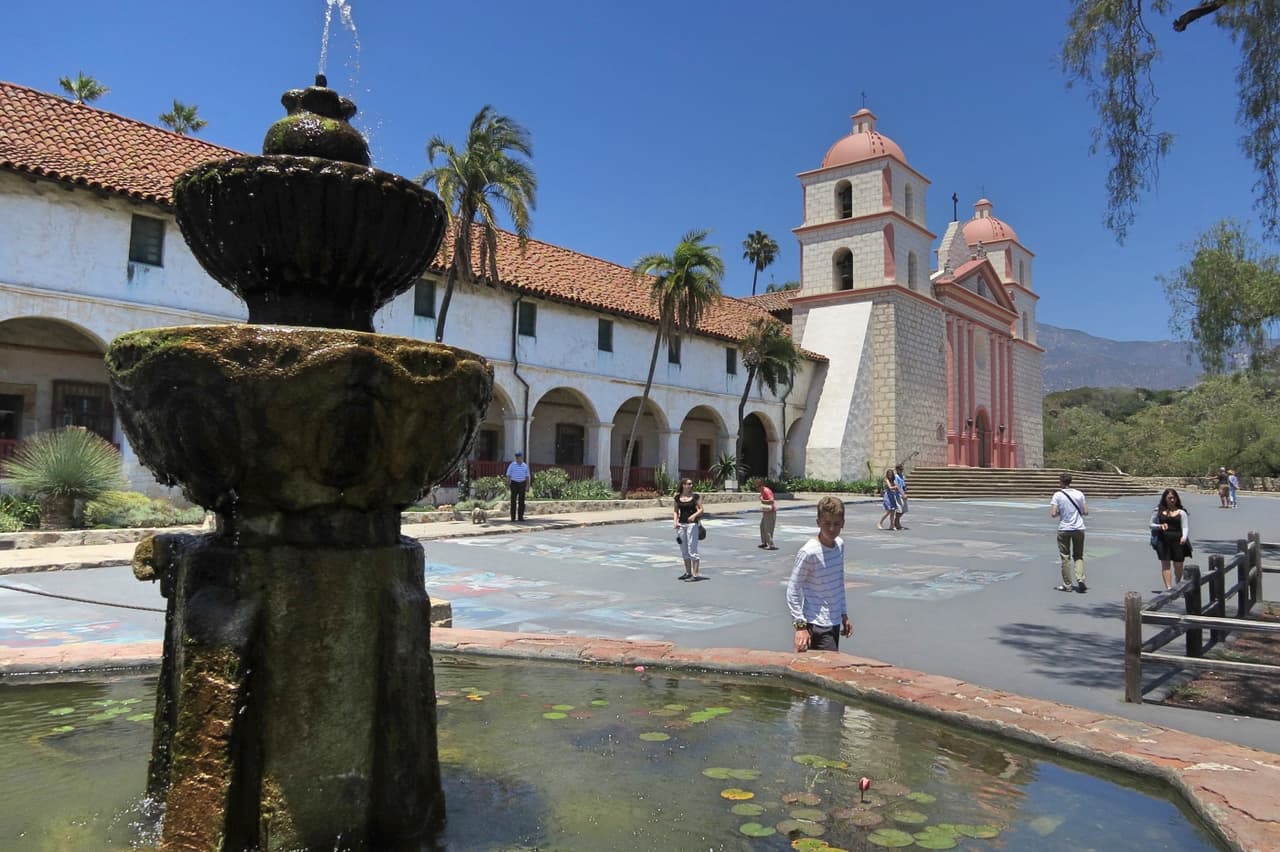 "La Reina de las Misiones" en Santa Bárbara donde fue decapitada la estatua de Junípero Serra.