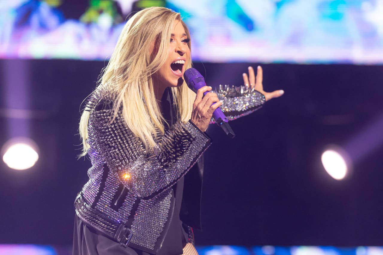 <b>Yuri y su lado más rockero</b>
<br>
<br>En su enfrentamiento contra María León, la güera consentida tomó el camino del rock: Yuri eligió el tema ‘Mírala, míralo’ de Alejandra Guzmán y la interpretó sobre una plataforma con sus mejores movimientos.