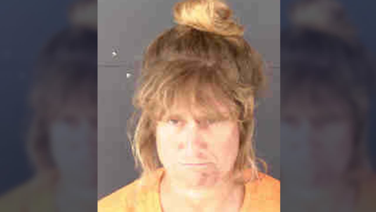 Detienen a una mujer por amenazar con una pistola a una joven; la obligó a comprarle comida 