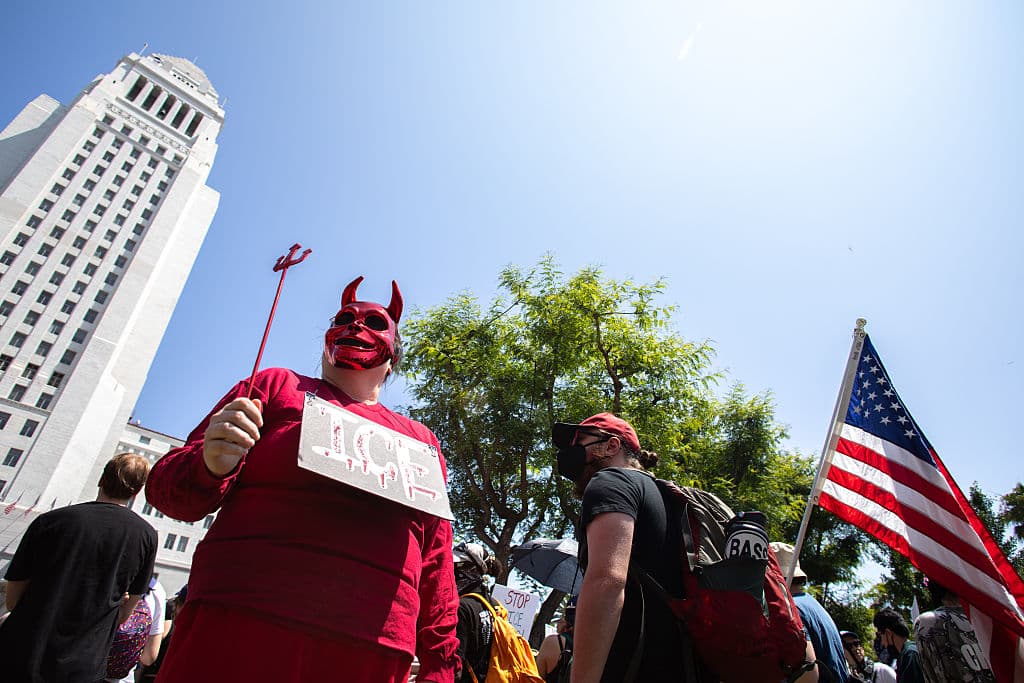Amy Gatto, interpretando a ICE como el diablo, acudió a la protesta que salió del Ayuntamiento de Los Ángeles rumbo al centro de detención, en el cual ya otros manifestantes sufrían los efectos de los gases lacrimógenos.