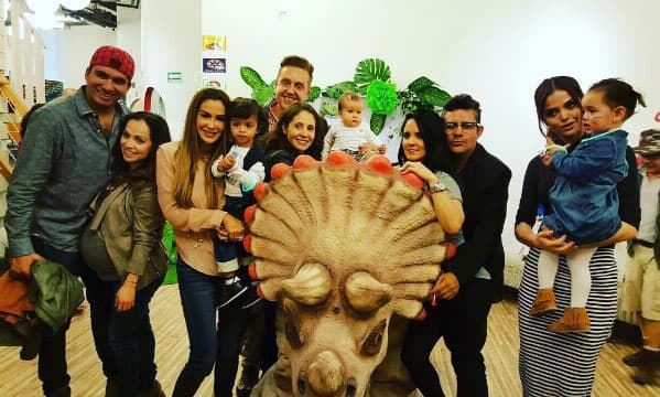 Hubo varios invitados famosos, entre ellos la guapa Marisol González, quien llevó a su hija.