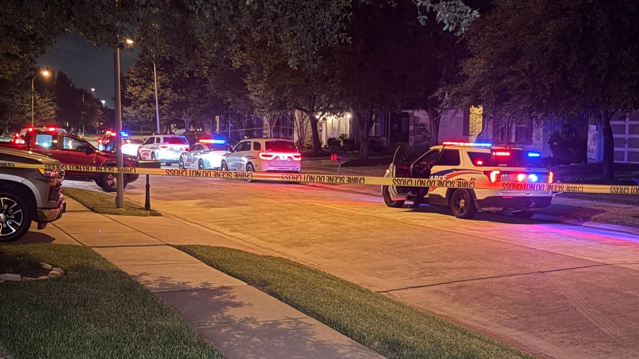 Niña llama al 911 y autoridades encuentran sin vida a su madre y padrastro en su casa de Houston