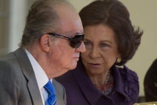 El rey Juan Carlos se casó con 
<b><a href="https://www.univision.com/famosos/la-reina-letizia-de-espana-y-dona-sofia-vuelven-al-lugar-del-manotazo-asi-fue-la-misa-de-pascua-esta-vez-fotos" target="_blank">la reina Sofía </a></b>cuatro años después de que conoció a Zender en aquel viaje. La incógnita por saber si la historia hubiera sido distinta si aquellas cartas hubieran llegado a su destinataria, una Miss Universo, nunca se despejará.
<br>