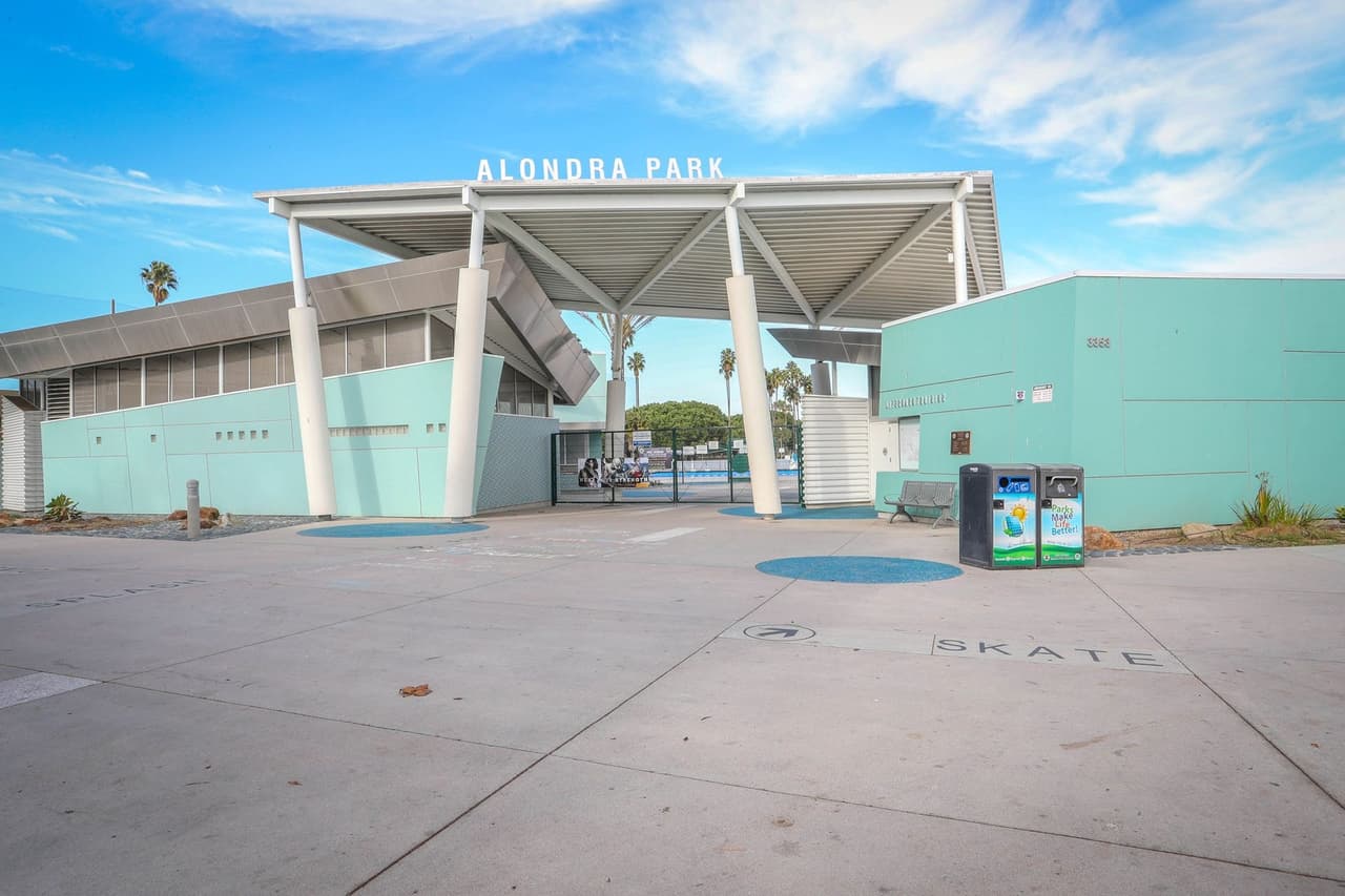 <h3 class="cms-H3-H3">Alondra Park:</h3> 
<br>Las populares regaderas o splash que estarán abiertas desde las 10 am y hasta las 7 pm, los siete días de la semana. Además, el gran parque cuenta con piscina, áreas para pícnic, y canchas deportivas.
<br>Dirección: Alondra Community Regional Park. 3850 Manhattan Beach Blvd. Lawndale, CA 90260.
<br>Teléfono: (310) 532-5301
<br>