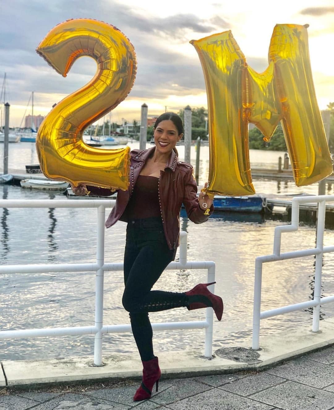 Recordemos que fue apenas en noviembre del 2018 cuando celebró tener 2 millones de admiradores en la plataforma. La foto del festejo causó revuelo entre sus seguidores, ya que los globos dorados en los que se lee '2 M' sembró la duda de si la dominicana tenía dos meses de embarazo.
<br>