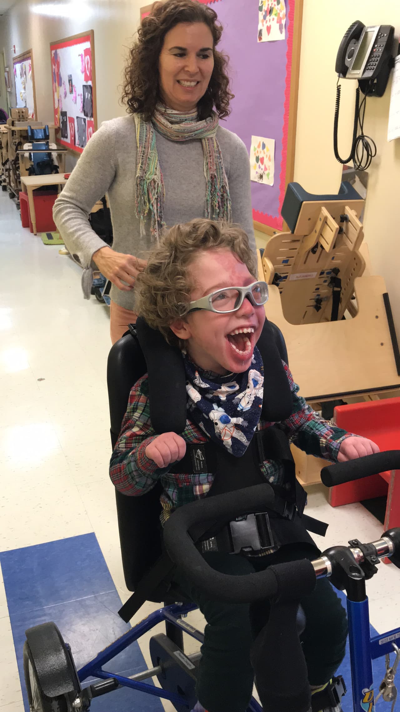 <b>Bici-terapia. </b>Una de las actividades que Ale disfruta más en la escuela es montar bicicleta. Su enfermera Anna ha hecho de este pasatiempo una misión vital y cada día hace que él practique por 20 minutos o más. Si no fuera por su dedicación, no hubiera sido posible que Ale, como lo hace hoy, sea capaz de mover la bicicleta por si solo en cortas distancias. La bicicleta es parte de la terapia física que ayuda a fortalecer sus piernas y mejorar la coordinación de movimientos.