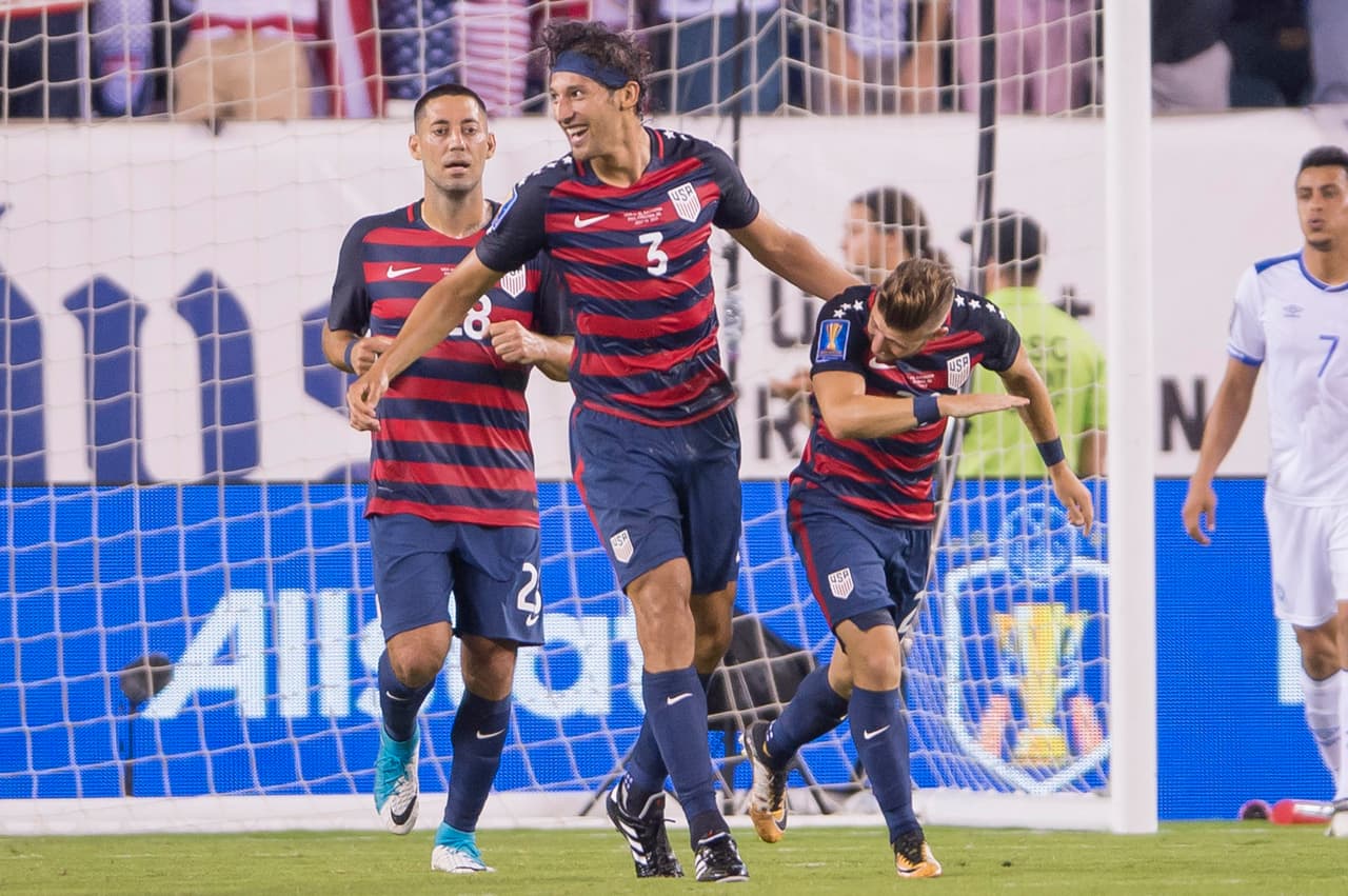 Estados Unidos venció 2-0 a una valiente selección de El Salvador