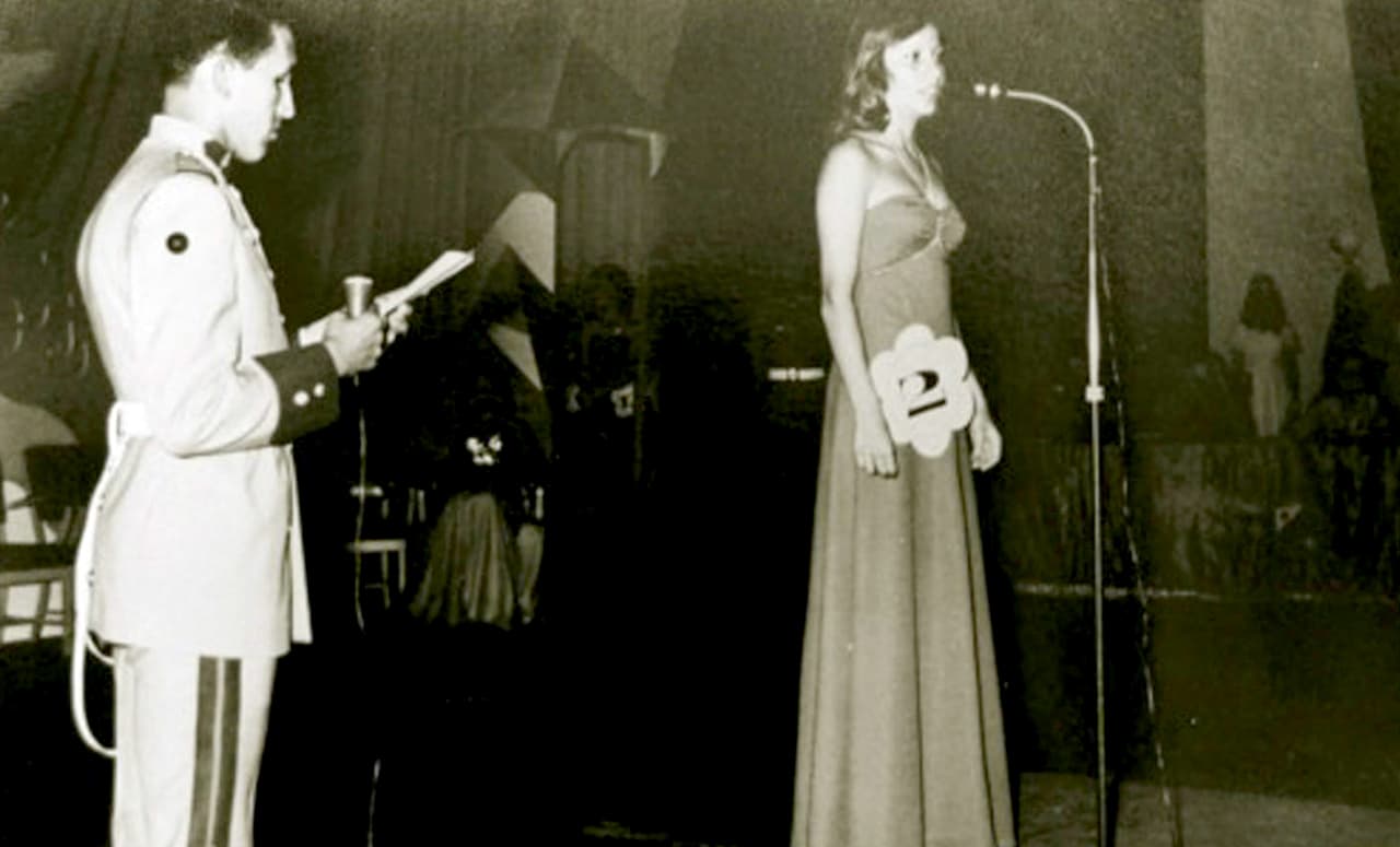 <b>El gusto por el micrófono. </b>En sus años de estudiante en la Academia Militar, el extrovertido Hugo Chávez participó como animador de eventos sociales. En la fotografía tomada durante su época de cadete, Hugo Chávez sobre el escenario es el anfitrión de un evento.