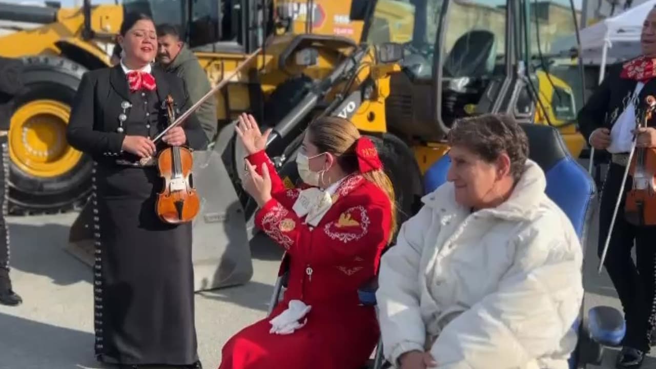 Unos mariachis le dieron la bienvenida a Patricia, quien estuvo acompañada por su mamá. Entre las canciones que disfrutó estuvo la de “Amor eterno”.