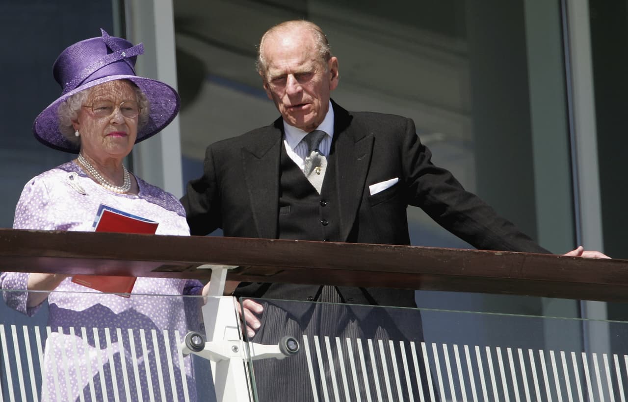 "El príncipe Felipe es bastante amable y abierto con todo el staff en general. Todos lo aman", señaló el actor.
<br>
