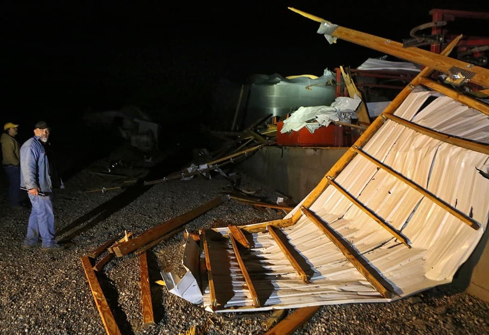 Al menos tres personas mueren por el paso de tornados por el Medio Oeste