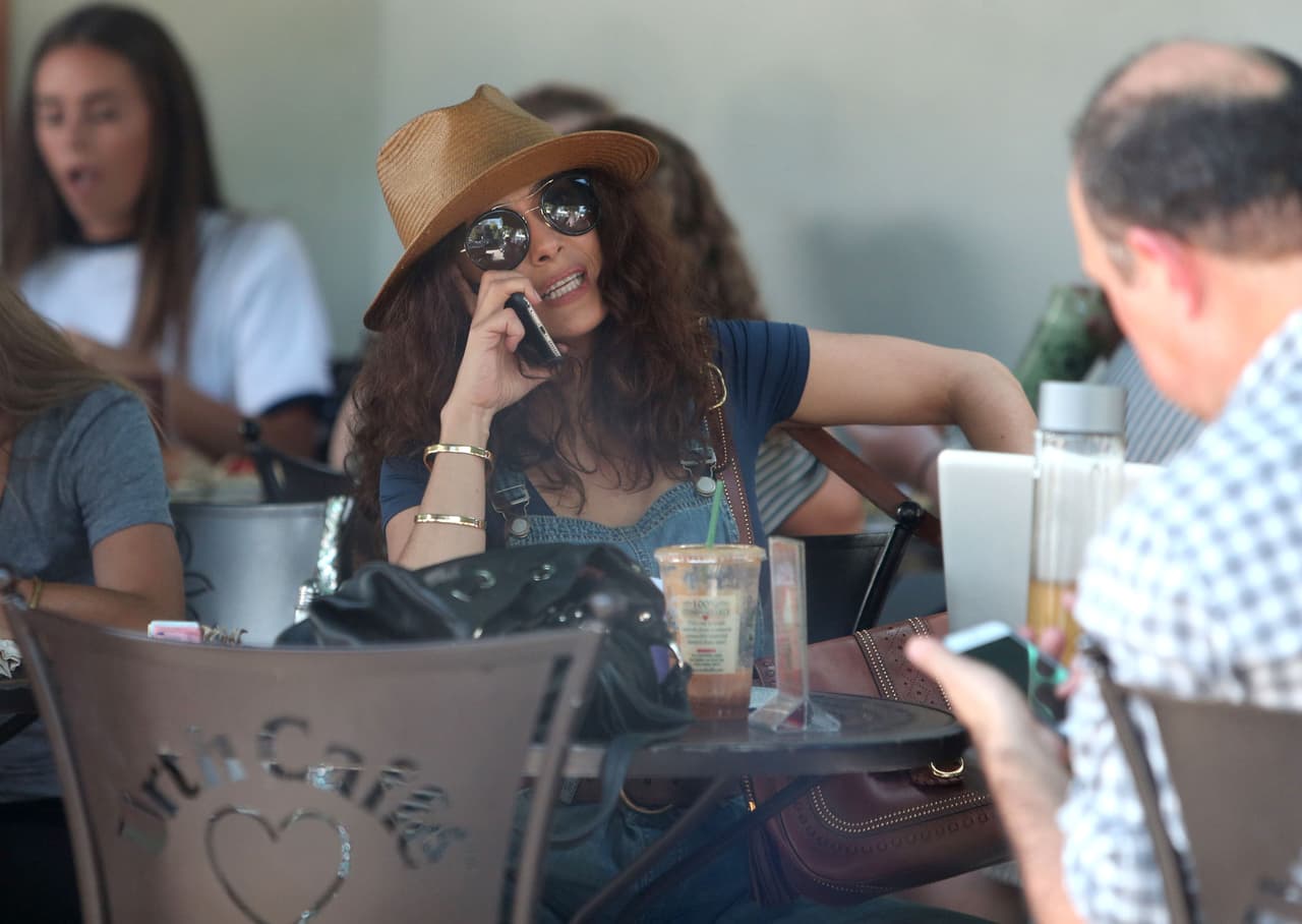 Habló un buen rato por teléfono.