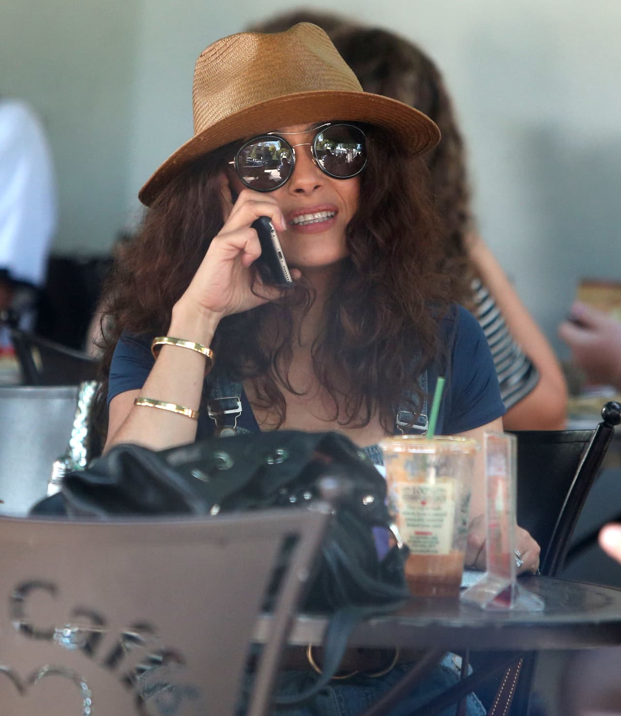 Después de una buena caminata entraron a una cafetería.