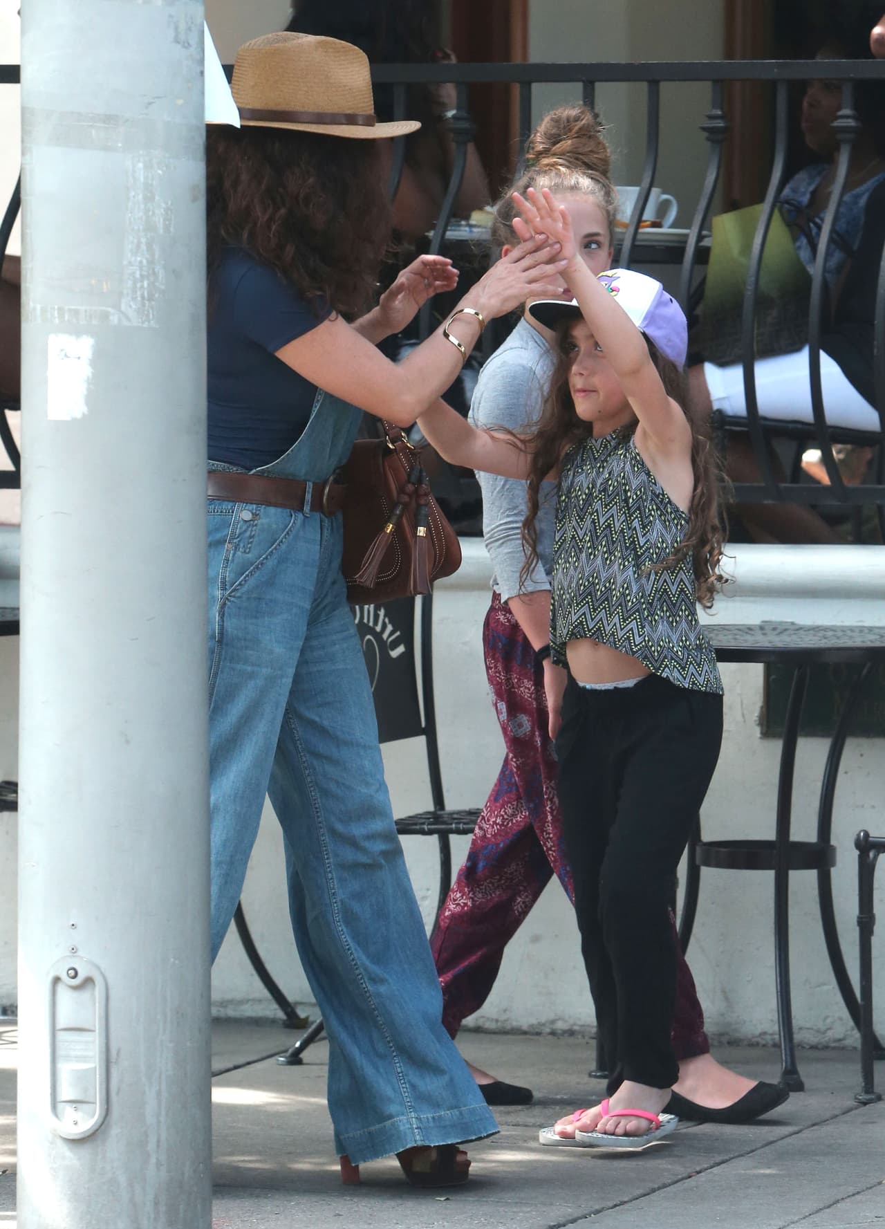 Tal parece que Valentina intentaba peinar a su mami.