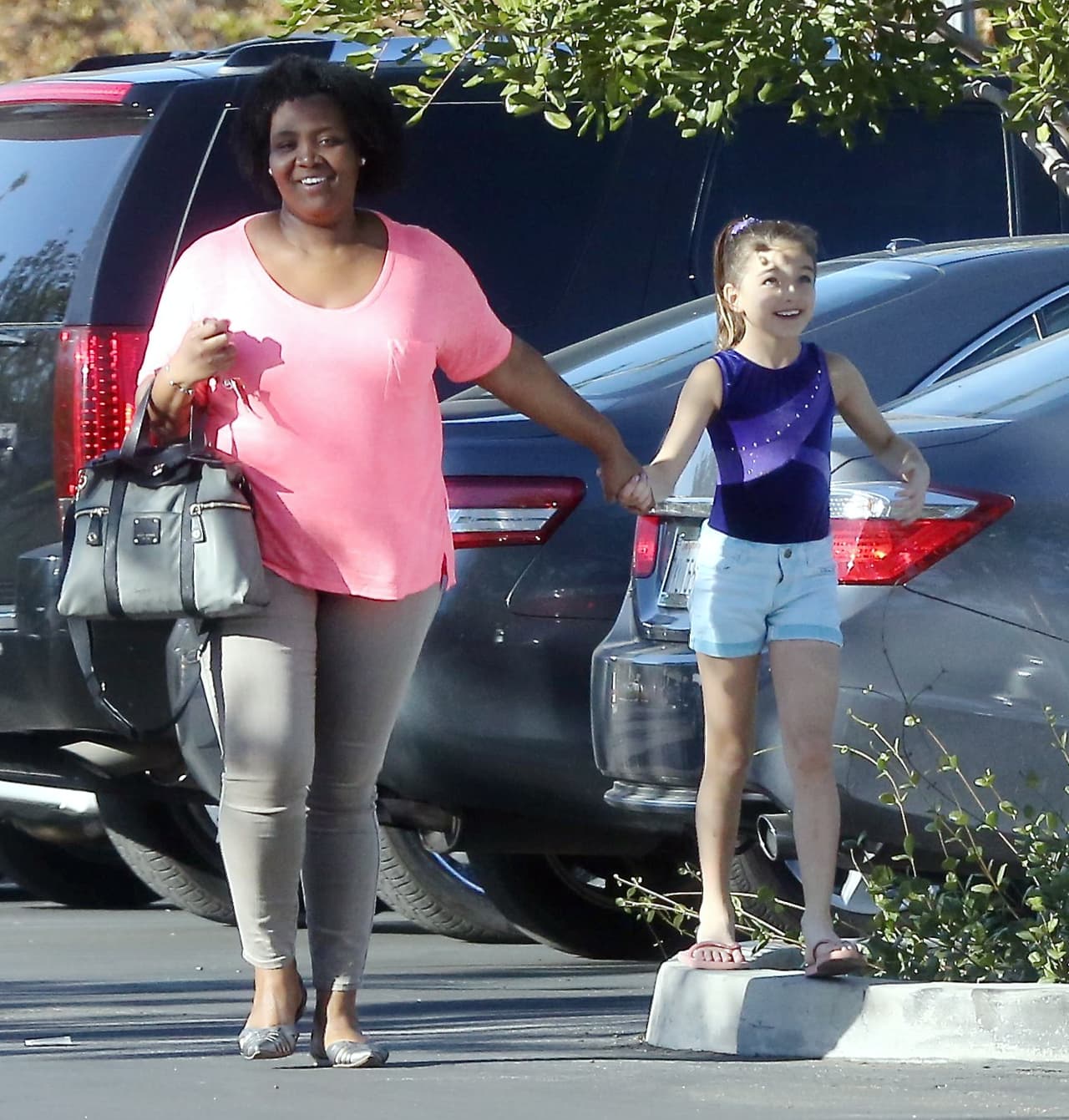 Su nana la jalaba un poco para llevarla al auto, pero ella no quería dejar de jugar en las banquetas.