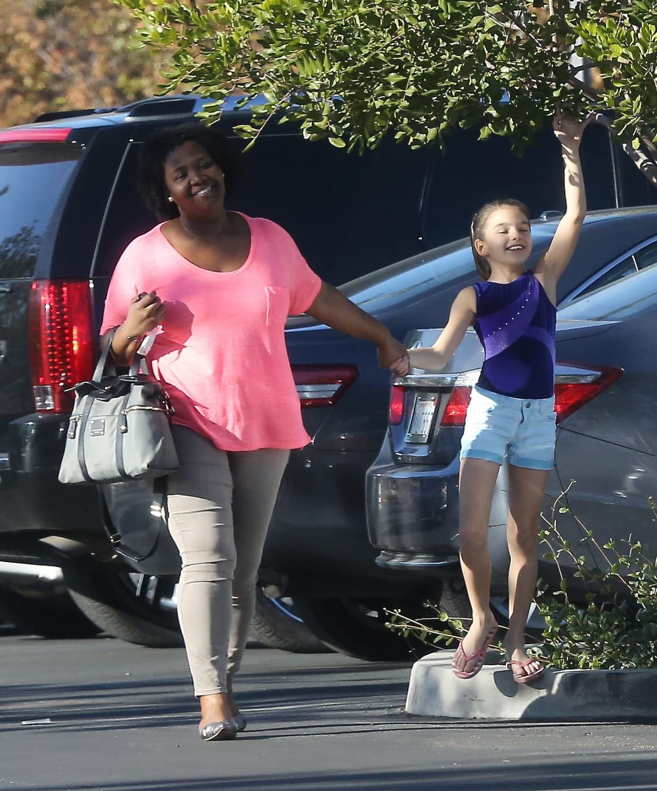 Suri no dejaba de bailar y subirse a las banquetas.
