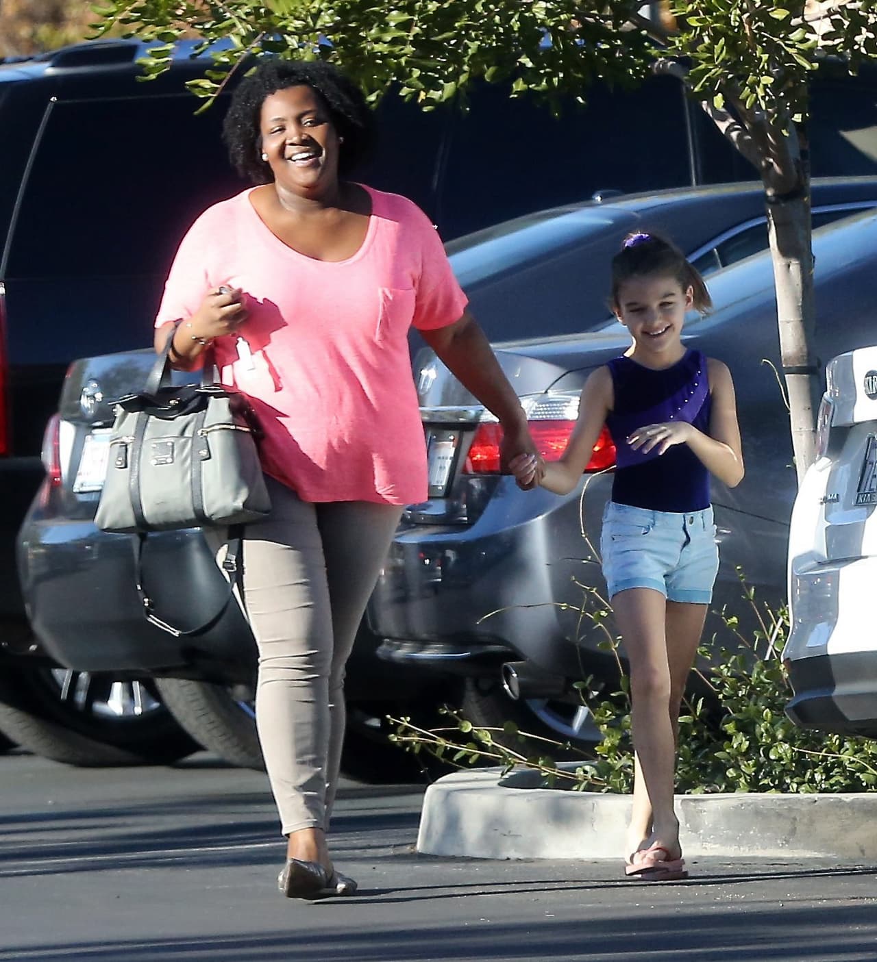 Aunque su mami no la acompañó, la pequeña Cruise pasó una tarde muy alegre llena de risas y gimnasia.