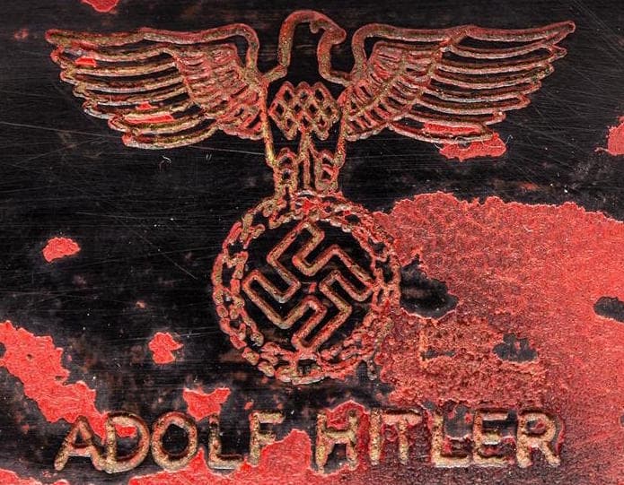 El nombre del Führer, el águila del Tercer Reich y la esvástica grabadas en el teléfono
