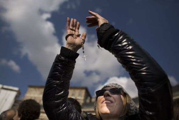 Puntual como de costumbre, a las doce del mediodía, la ventana del apartamento papal se abrió y por ella se asomó Benedicto XVI para bendecir a los asistentes y proceder con el Ángelus, lo que desencadenó una enorme ovación que el propio pontífice interrumpió con un sencillo "gracias".