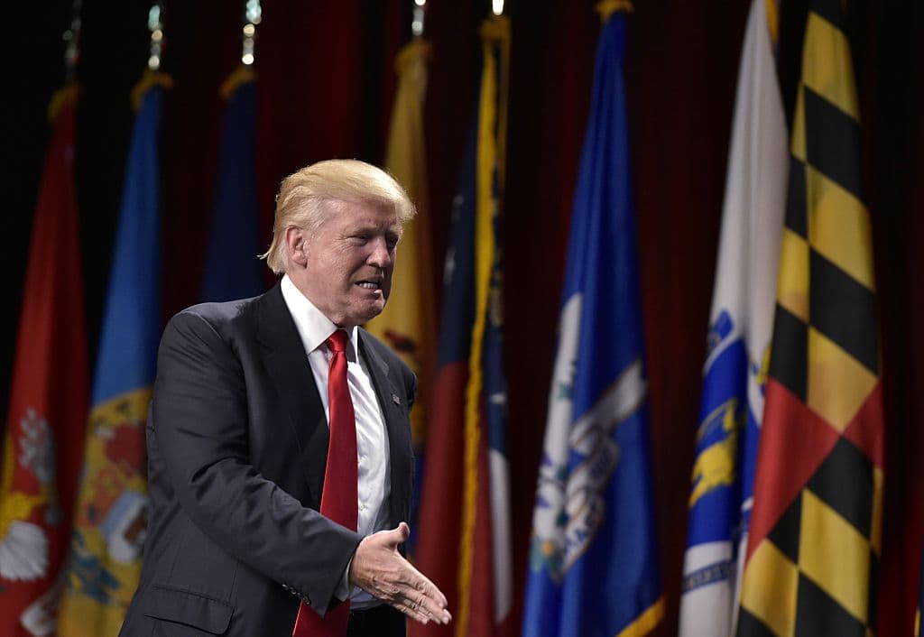 Trump ataca a Clinton por despreciar a sus votantes y guarda silencio sobre la salud de la demócrata