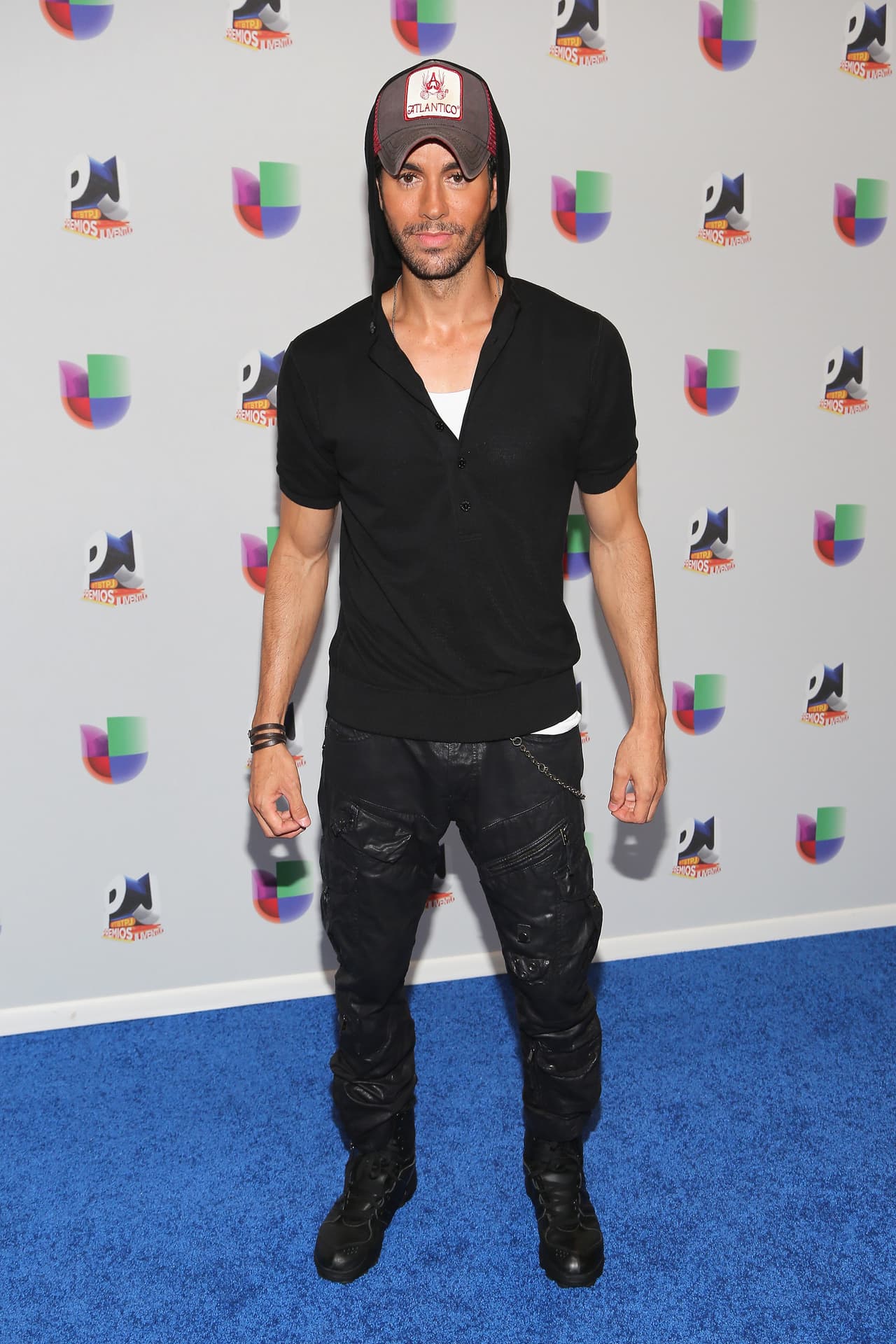 Uno de los más esperados de la noche fue el cantante español Enrique Iglesias que últimamente ha demostrado no cambiar su look de gorra y saco hoodie en ninguna circunstancia. Con jeans y camiseta manga corta Enrique fue uno de los más informales.