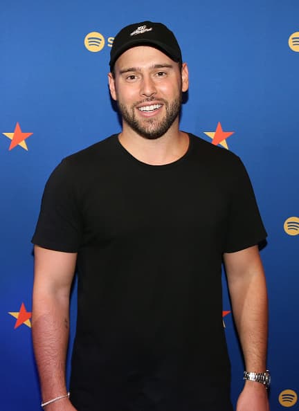 TMZ señala que el pasado viernes 14 de junio, Ari Emanuel, codirector ejecutivo de William Morris Endeavor, empresa dueña de la UFC, llamó al representante de Justin, Scooter Braun (foto), y luego se enlazaron telefónicamente con el presidente de la UFC, Dana White.