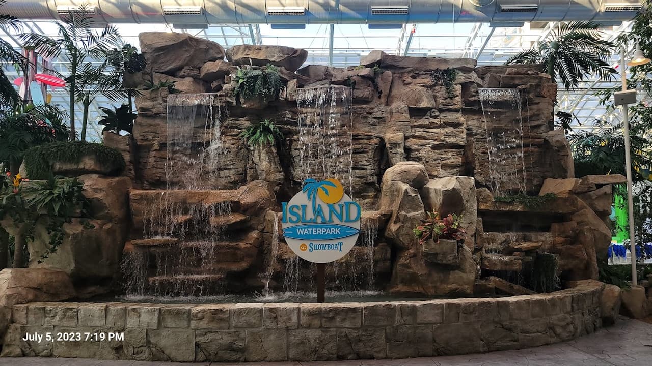 <b>Dato curioso:</b> The Island Waterpark tiene más de 317,000 galones de agua. 
<br>
<b>¿Cómo llegar?</b> 
<a href="https://www.google.com/maps/place/801+Boardwalk,+Atlantic+City,+NJ+08401/@39.3614358,-74.4179374,17z/data=!4m6!3m5!1s0x89c0ee3b478f2e11:0x395706320c771a0a!8m2!3d39.3614358!4d-74.4179374!16s%2Fg%2F11b8v4wydt?entry=ttu" target="_blank">801 Boardwalk- Atlantic City, NJ 08401</a>