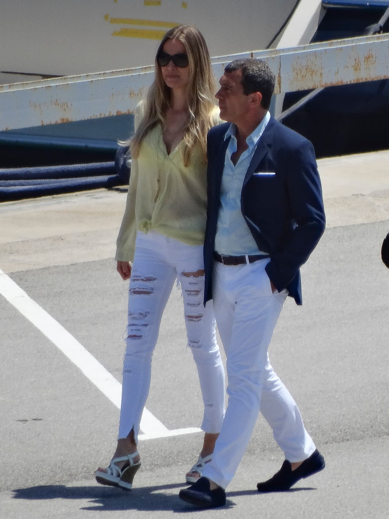 Antonio está muy orgulloso de la belleza de su mujer.