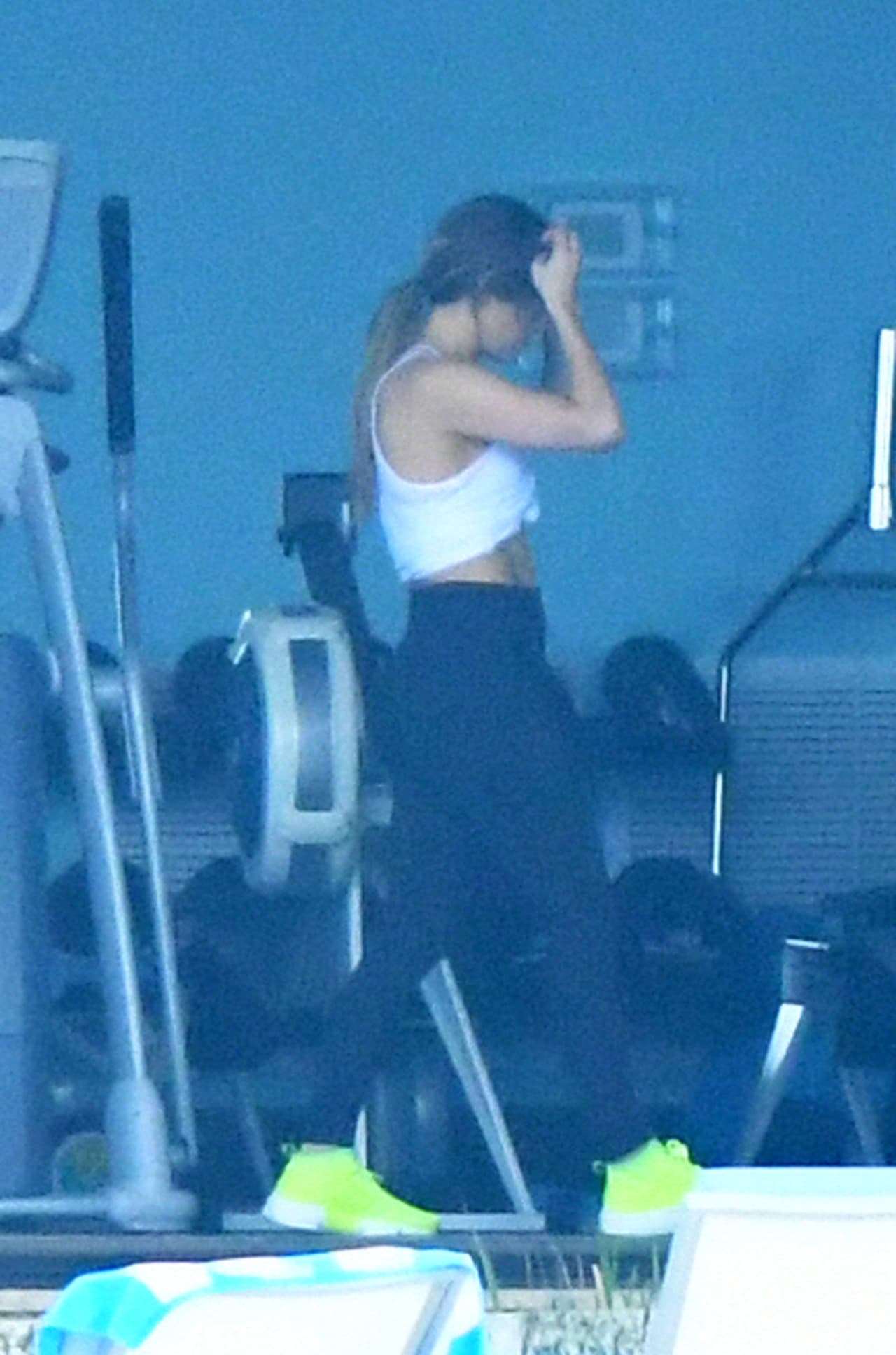 Jennifer Lopez muestra su abdomen mientras trabajaba por segundo día consecutivo mientras estaba de vacaciones con su nuevo novio Alex Rodríguez en Bakers Bay Golf & Ocean Club en las Bahamas.