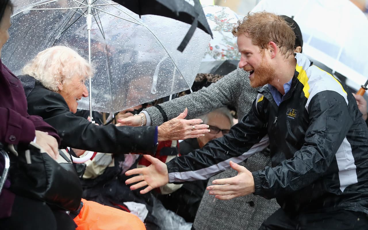 Cuando Dunne estiró su mano para saludar al Príncipe Harry, él se emocionó y decidió a ir por un fuerte abrazo de esta simpática australiana.
