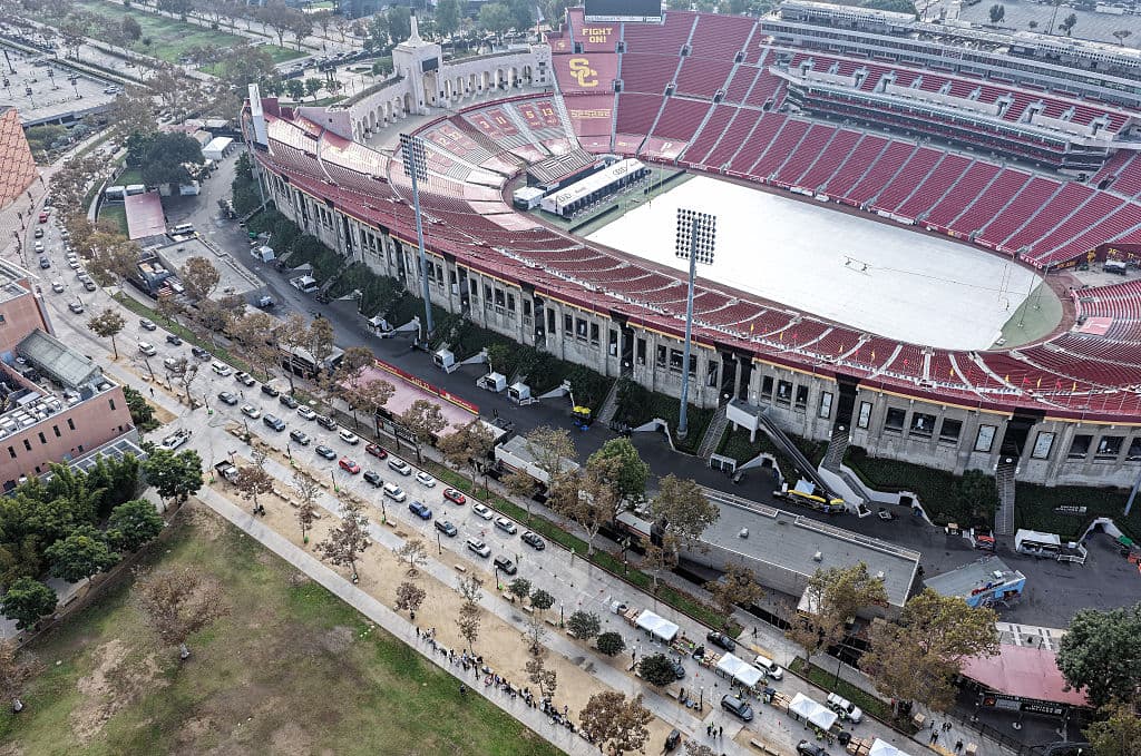 La mayor parte de los alimentos regalados el 11 de noviembre, se informó, fueron donados por agricultores, fabricantes y comerciantes locales. Además. el condado de Los Ángeles donó 12 millones de dólares para la compra de alimentos.