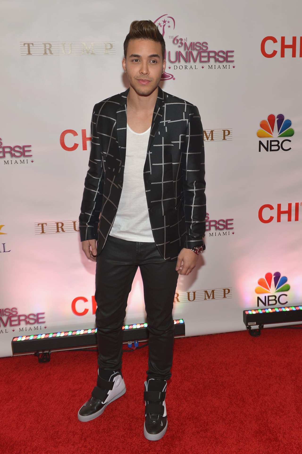 El cantante se presentó en el concurso Miss Universo 2015 con este blazer a cuadros.