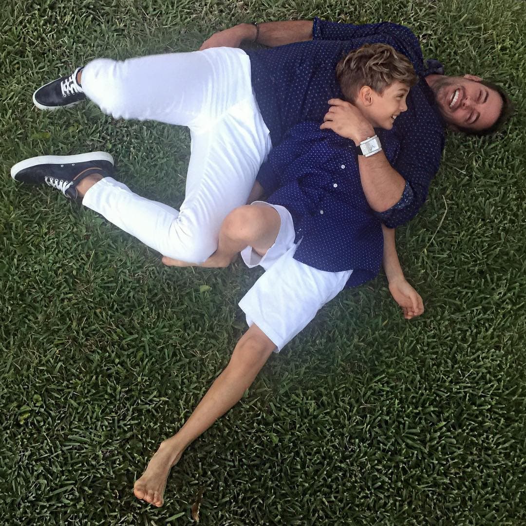 Levy revivió el momento en el que recibió la noticia que ningún padre quiere escuchar: "Estaba grabando 'Café con Aroma de Mujer' en Colombia. Mi hijo había tenido un accidente justo antes de grabar y me tocó irme y dejarlo en medio de la recuperación. Tuvo un accidente con un carrito de golf y
<b>no pudo caminar por muchos meses</b>".