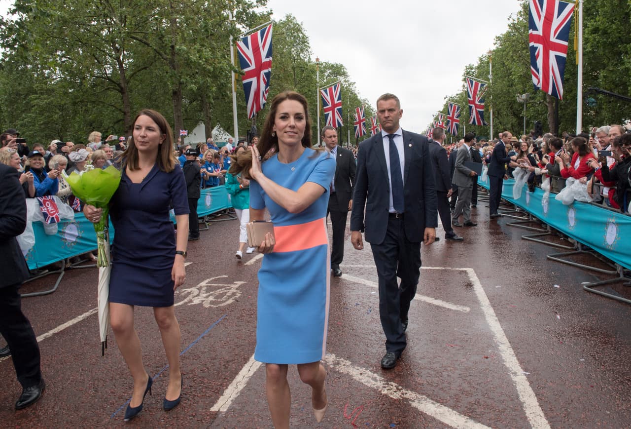 Para las celebraciones de los 90 años de la Rina Isabel II en Londres, la Duquesa eligió de nuevo la marca Roksanda esta vez con un vestido que combinaba en bloques de color el azul, el salmón y el blanco.