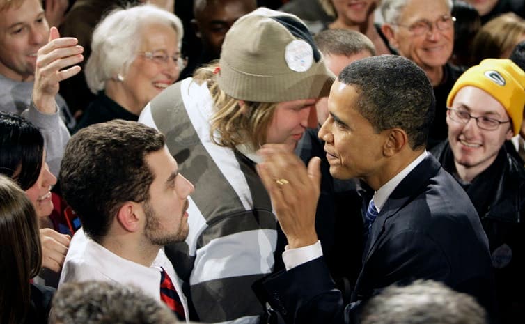 La sorpresiva victoria del senador Barack Obama en el caucus de Iowa 2008 ayudó a impulsarlo a la presidencia.
<br>