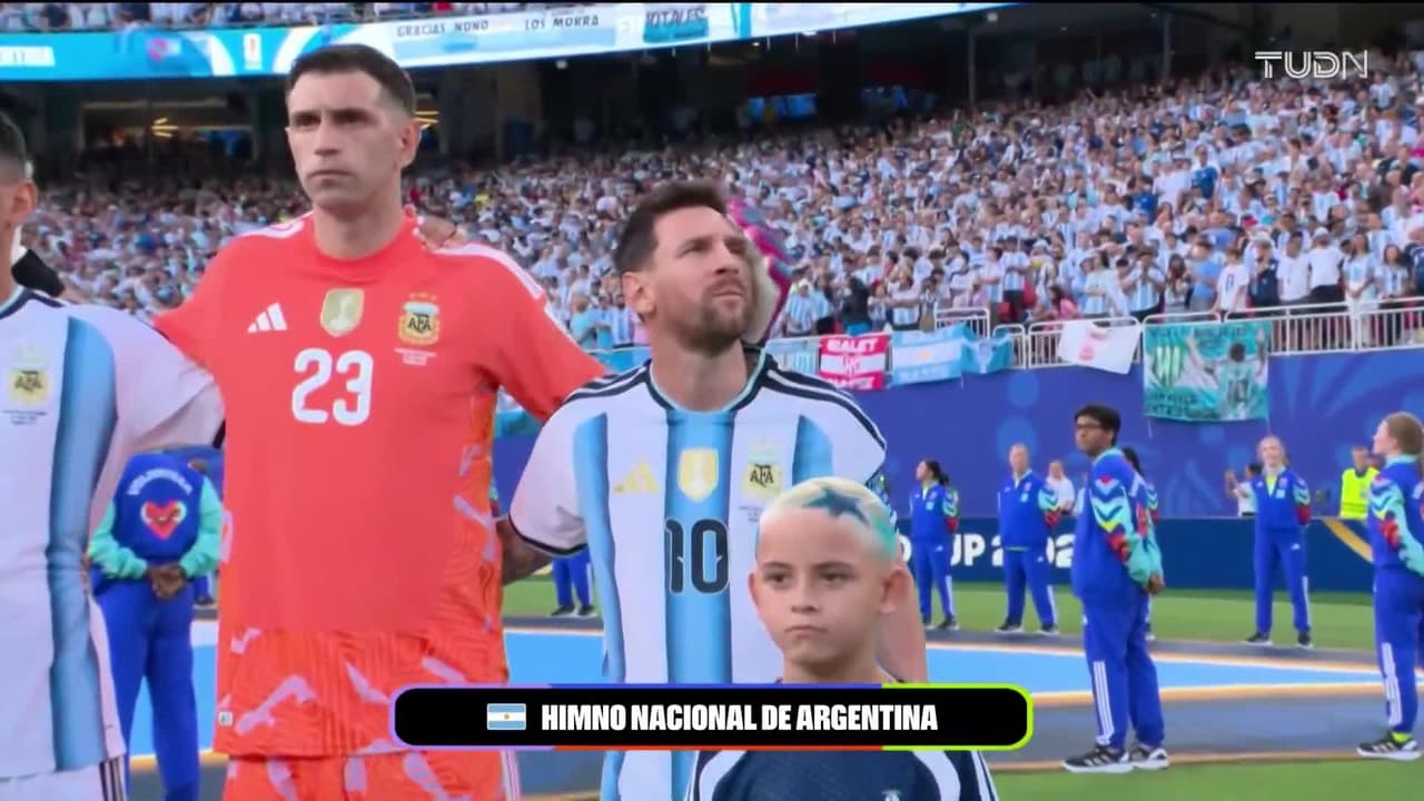 ¡Qué momento! Se entonan los himnos de Argentina y Argelia