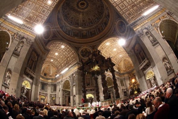 Esta Vigilia Pascual comenzó con una basílica de San Pedro completamente en penumbra, mientras en el exterior se desataba una fuerte tormenta.