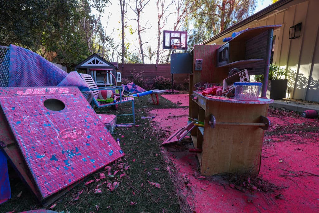 Así se ve el patio de una casa en las colinas del Mandeville Canyon, rociadas con retardante de fuego.