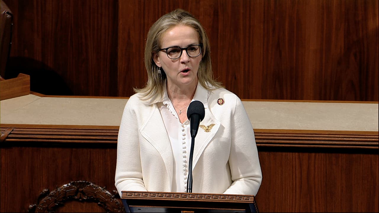 La 
<b>representante por Pennsylvania Madeleine Dean</b>, fue elegida por primera vez en 2018, cuando los demócratas recuperaron la mayoría de la Cámara Baja. Dean, miembro del Comité Judicial, ha dicho que espera que los fiscales puedan convencer al Senado y al pueblo estadounidense de "marcar este momento" con una condena.