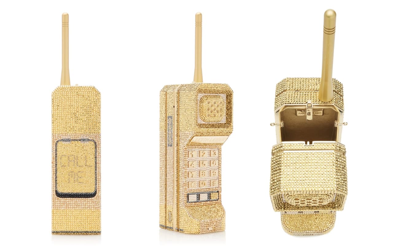 En realidad se trata de un clutch de la firma Judith Leiber Couture y bautizado 'Call Me Brick Phone Clutch' y en el que Kim Kardashian puede transportar objetos de primera necesidad, como su celular de último modelo con el que sí puede tomarse selfies.