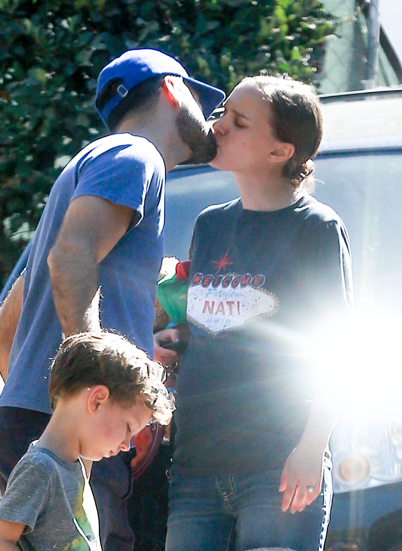 Pero antes de marcharse Natalie y su esposo se despidieron con un dulce beso.