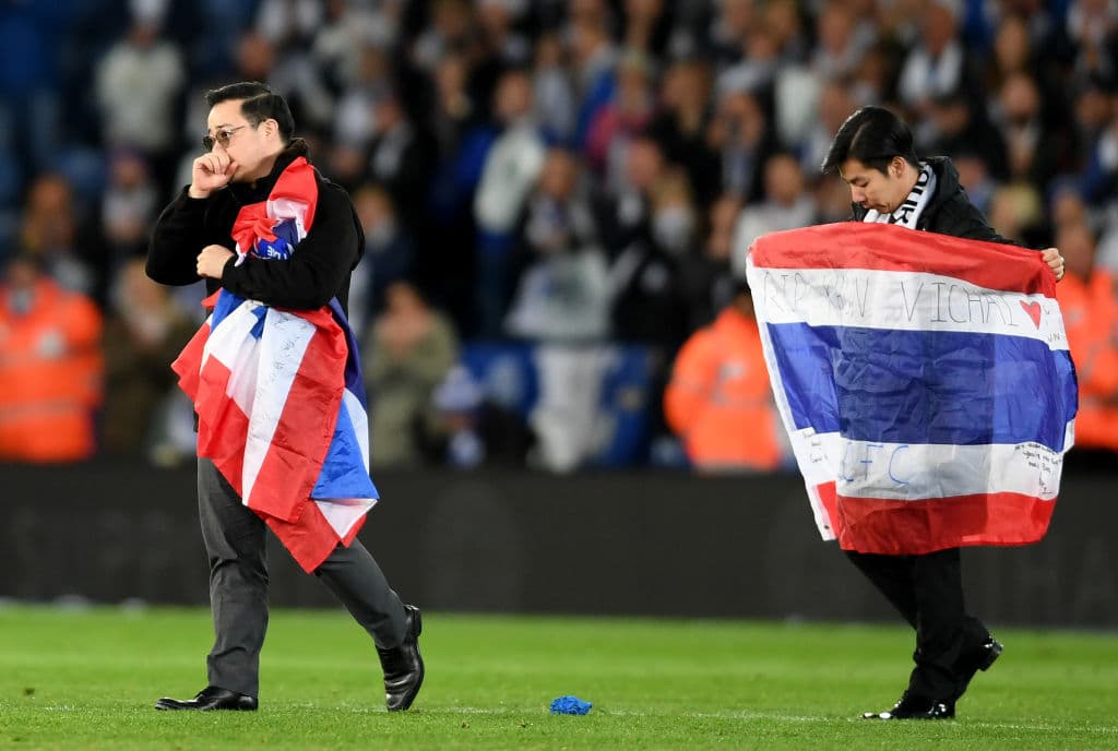 Al finalizar el juego, los hijos del presidente fallecido, Aiyawatt Srivaddhanaprabha y Apichet Srivaddhanaprabha, salieron al campo a agradecer a los fanáticos.