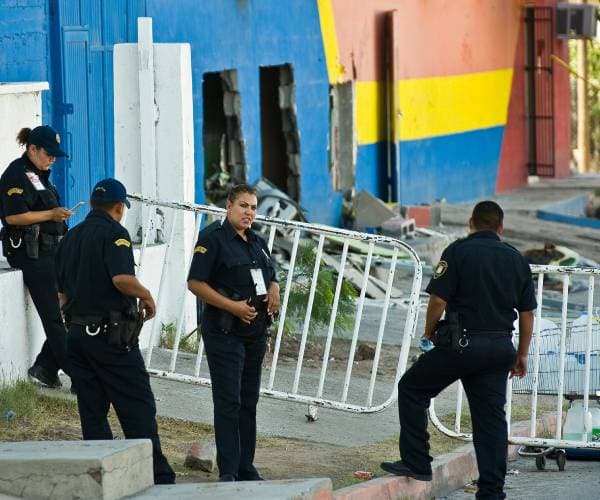 Quienes participaron en el rescate de los menores, durante aquel incendio, debieron romper muros para poder ingresar a la Guardería ABC en Hermosillo, Sonora.