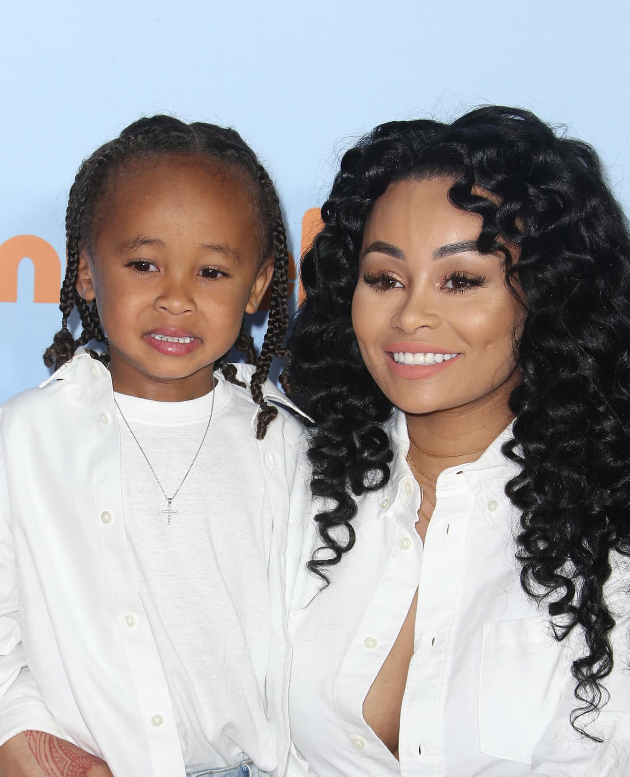 Desde entonces ambos mantienen un 
<b><a href="https://www.univision.com/famosos/kris-jenner-se-va-con-todo-contra-blac-chyna-y-esto-es-lo-que-le-exige-fotos" target="_blank">lío legal </a></b>que involucra distintos episodios. Uno de los más recientes es la acusación que Kardashian hizo en la que calificó a Chyna como un 
<b><a href="https://www.univision.com/famosos/a-sus-3-anos-maldice-hace-twerking-y-posiciones-sexuales-rob-kardashian-quiere-proteger-a-su-hija-de-blac-chyna-fotos" target="_blank">"peligro" para su hija Dream</a></b>, de acuerdo con documentos legales.