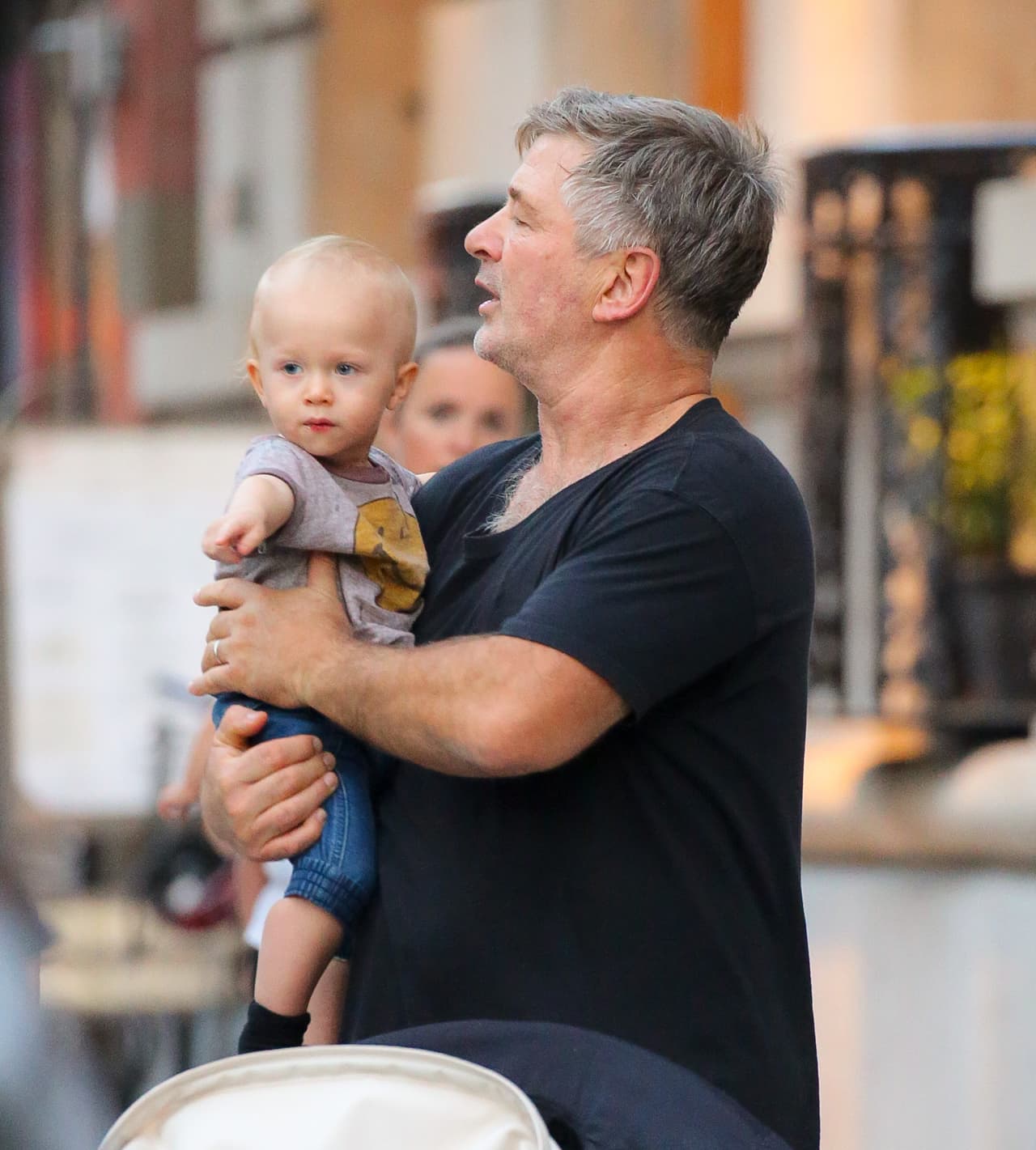 El nene señalaba una dirección y el actor caminaba muy obediente.