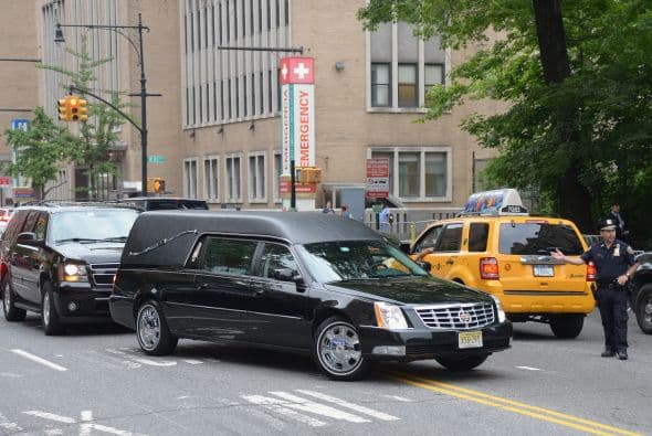 Familiares y amigos de James Gandolfini se dieron cita el día de hoy en la Catedral de San Juan el Divino, en Manhattan, para darle el último adiós al actor quien perdió la vida en Roma, Italia, mientras disfrutaba de unas vacaciones al lado de su hijo Michael. A la ceremonia asistieron poco más de 500 personas y sus amigoas más cercanos dedicaron palabras emotivas al actor de la serie “The Sopranos”. Aquí los videos más chismosos.