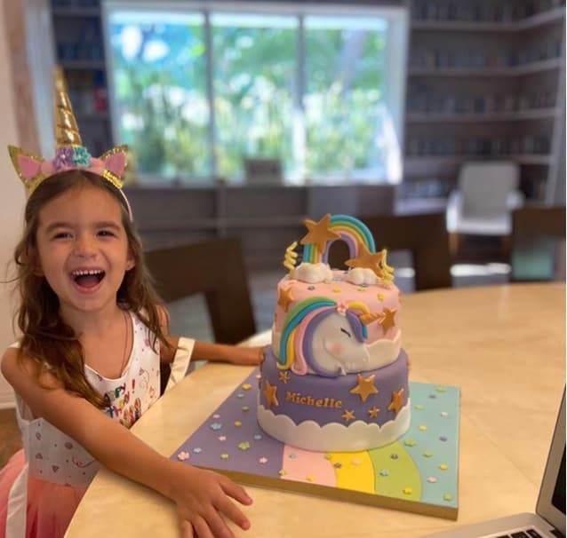 La familia de Alan Tacher festejó a Michelle, quien cumplió 5 años el pasado viernes 29 de mayo. Un colorido pastel y un disfraz de un unicornio llenaron de alegría su día especial.