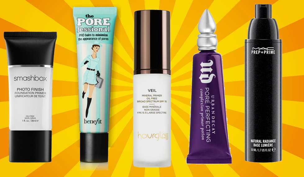 Usa el primer. Sobre la cara limpia y la piel humectada aplícalo. Este producto es un excelente aliado para lograr que tu base de maquillaje y todo lo que apliques sobre ella – correctores, blush, bronzer – no se corra, además hace que todos estos productos fijen mucho mejor. Las fórmulas que contienen silicón rellenan los poros y las líneas de expresión. Nuestras marcas favoritas son: Smashbox, Benefit, Hourglass, Urban Decay, MAC.